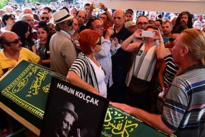 Harun Kol&ccedil;ak'ın tabutu başında fotoğraf &ccedil;ekme yarışı!