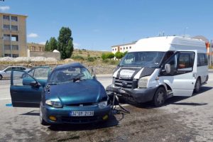 Yolcu minib&uuml;s&uuml; otomobille &ccedil;arpıştı: 1 &ouml;l&uuml;, 8 yaralı