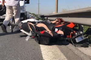 Yola d&uuml;şen pusete &ccedil;arpan motosikletin s&uuml;r&uuml;c&uuml;s&uuml; yaralandı