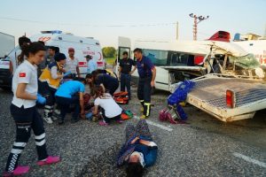 Minib&uuml;s&uuml; ile trakt&ouml;r y&uuml;kl&uuml; &ccedil;ekici &ccedil;arpıştı: 7 yaralı