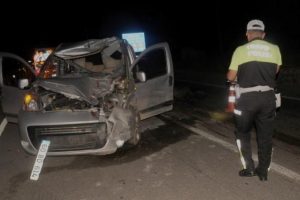 Hafif ticari ara&ccedil; ata &ccedil;arptı : 1 yaralı