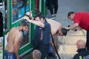 Londra'da bir asit şoku daha! Yolda y&uuml;r&uuml;rken...