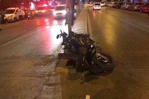 Motosiklet trafik lambasına &ccedil;arptı: 1 &ouml;l&uuml;, 1 yaralı