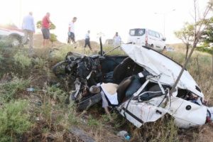 Tek şeride d&uuml;şen yolda hatalı sollama: 1 &ouml;l&uuml;, 2 yaralı