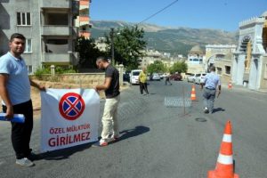 Ruhsat alamayınca, arazisinden ge&ccedil;en yolu tel &ouml;rg&uuml;yle kapattı