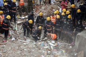 Hindistan'da apartman &ccedil;&ouml;kt&uuml;: 17 &ouml;l&uuml;