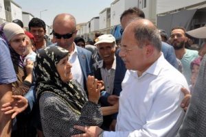 Başbakan Yardımcısı Akdağ, T&uuml;rkmenlerin konteynır kentini inceledi