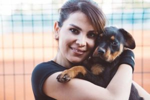 Kaybolan k&ouml;peğini dedektif gibi arayıp hırsızın eşkaline ulaştı