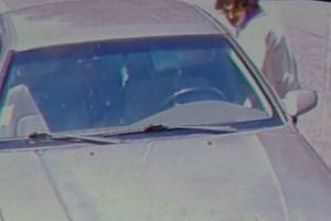 Gen&ccedil; baba iki haftalık bebeğini otoparkta bırakıp ka&ccedil;tı