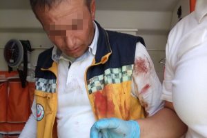 Yaralı 112 ekibine saldırdı: Birini ısırdı, diğerini boğdu
