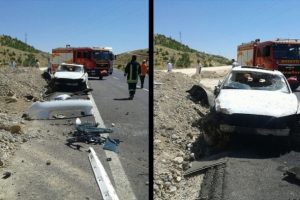 Otomobil iş makinesine &ccedil;arptı: 2 &ouml;l&uuml;, 1 yaralı