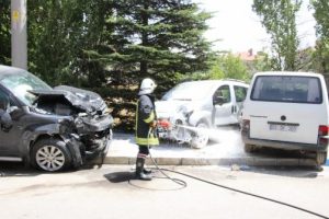 Kazada yaralanan s&uuml;r&uuml;c&uuml; sağlık ekibine saldırdı
