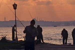 Balık&ccedil;ının oltası gencin hayatını kararttı!