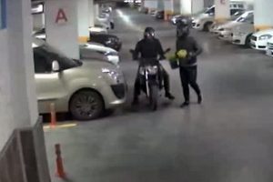 Motosikleti &ccedil;alıp yerine saksı bıraktılar
