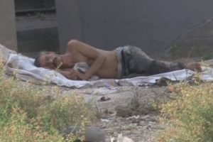 &Ccedil;ıplak yatınca &ouml;l&uuml; sanıldı ama sarhoş &ccedil;ıktı!