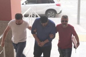 Etek altından g&ouml;r&uuml;nt&uuml; &ccedil;eken kişiye g&ouml;zaltı