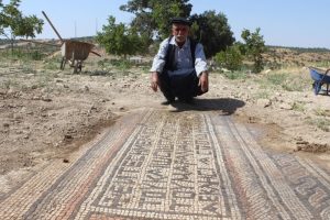 &Ccedil;ift&ccedil;inin bulduğu mozaiğin yerinde kilise olduğu ortaya &ccedil;ıktı