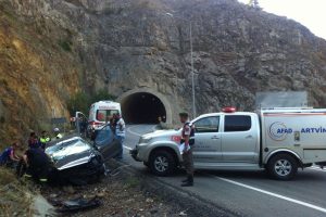 Artvin'de trafik kazası: 1 &ouml;l&uuml;, 2 yaralı