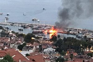 1.5 milyonluk l&uuml;ks tekne alev alev yandı