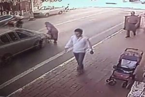 Yaşlı kadın karşıya ge&ccedil;mek isterken canından oluyordu