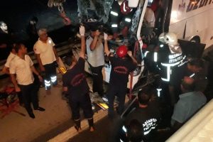 Otob&uuml;s tıra &ccedil;arptı: 1 &ouml;l&uuml;, 26 yaralı