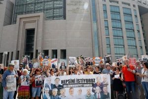 Cumhuriyet gazetesi y&ouml;netici ve yazarları hakkındaki davada 4. duruşma