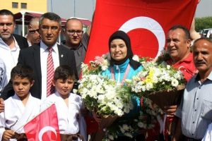 Milli karateci Gamze Keresteci t&ouml;renle karşılandı