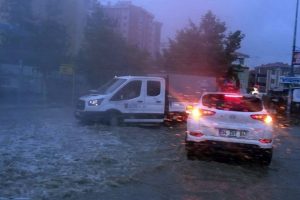 İstanbul'da beklenen şiddetli yağmur dolu ile birlikte geldi