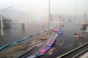 Fırtına Taksim'i savaş alanına &ccedil;evirdi