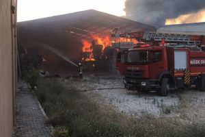 Fabrika alev alev yandı