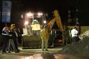 Duvarı yıkılan Ermeni Mezarlığı'nda &ccedil;alışmalar gece de s&uuml;rd&uuml;