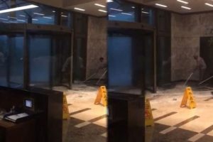 Alışveriş merkezinin kapısının camı patladı