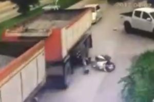 Kamyon motosikletlinin kafasını ezdi