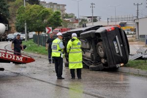 Bursa'da otomobil elektrik direğine &ccedil;arptı: 3 yaralı