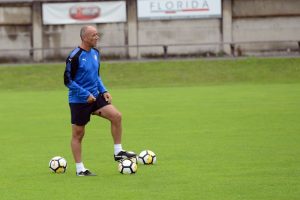 Bursaspor Teknik Direkt&ouml;r&uuml; Le Guen: "Badu ile d&uuml;n gece g&ouml;r&uuml;şt&uuml;m"