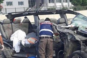 Minib&uuml;s park halindeki TIR'a &ccedil;arptı: 3 &ouml;l&uuml;