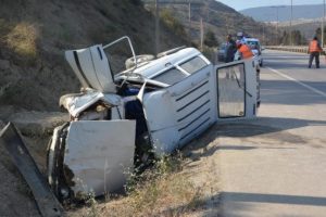 &Uuml;z&uuml;m yaprağı satmak i&ccedil;in pazara giden &ccedil;ifti kaza ayırdı