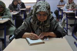 &Ouml;ğretmen babanın okula g&ouml;ndermediği kızı, 60 yıl sonra okuma &ouml;ğreniyor