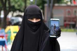 Her yerde kayıp oğlunu arıyor