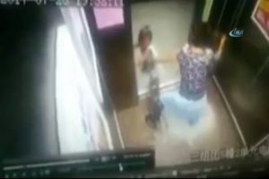 &Ccedil;ocuk kolunu asans&ouml;r&uuml;n kapısına kaptırdı