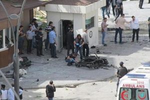 Avukat &ouml;len ter&ouml;riste rahmet diledi, salon karıştı