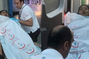 İki aile sokak ortasında &ccedil;atıştı: 2'si kadın 8 yaralı