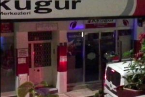 Bursa'da vatandaşlar tarafından fark edilen hırsızlar, levyeyi kilidin &uuml;zerinde bırakıp ka&ccedil;tı
