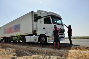 Serinlemek i&ccedil;in suya giren kamyoncular soyuldu