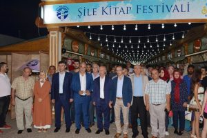 Deniz kum g&uuml;neş eşliğinde kitap festivali