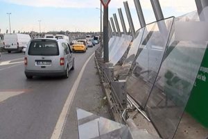 Hali&ccedil; K&ouml;pr&uuml;s&uuml;'ne 'ses ve g&uuml;venlik bariyerleri' inşa ediliyor