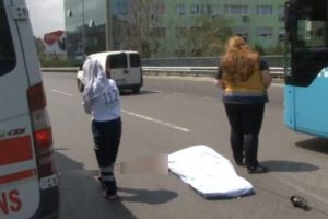 Karşıya ge&ccedil;meye &ccedil;alışan yaşlı kadına ara&ccedil; &ccedil;arptı
