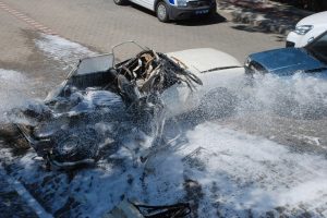Tırdan d&uuml;şen iş makinesi ortalığı savaş alanına &ccedil;evirdi