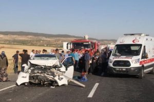Otomobil, kamyona &ccedil;arptı: 2 &ouml;l&uuml;, 4 yaralı