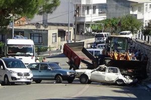 Tır dorsesinden d&uuml;şen kep&ccedil;e 6 aracı hurdaya &ccedil;evirdi